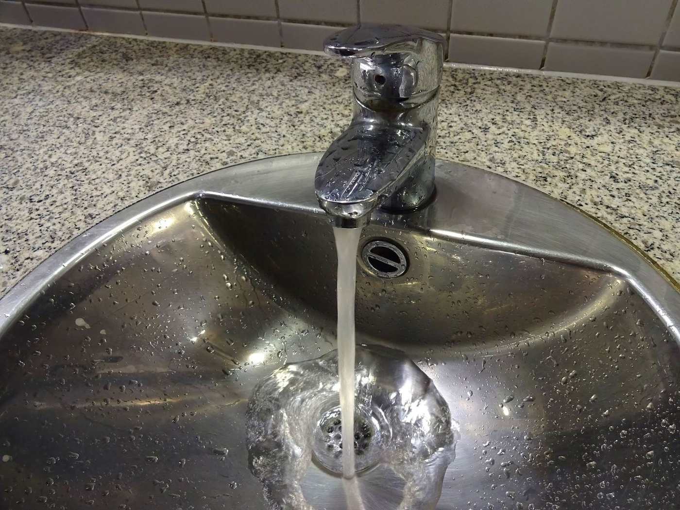 Cambio de grifería en un lavabo de Móstoles